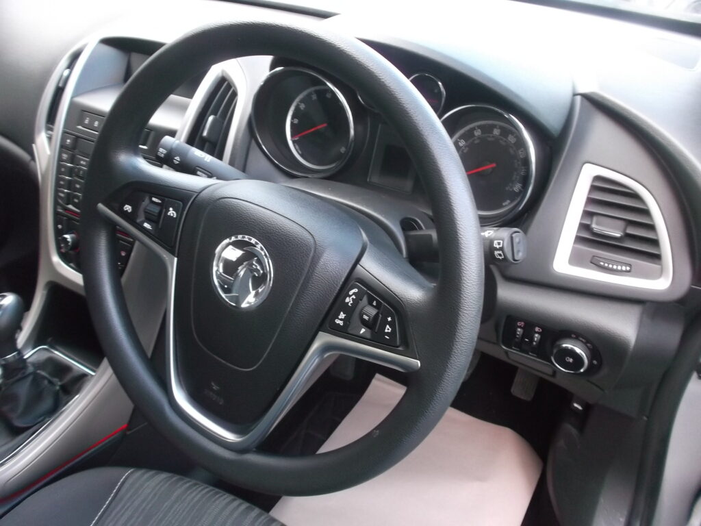 2012 62 vauxhall astra 1. 4 exclusiv 5dr ## only 42,000 miles ## f/s/h, full mot december 2026, excellent condition 2012 62 vauxhall astra 1. 4 exclusiv 5dr ## only 42,000 miles ## f/s/h, full mot december 2026, excellent condition - image 9